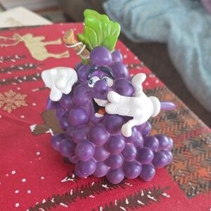 RARE*90s VINTAGE GLAMOUROUS GRAPES SECOND NATURE DESIGIN RESIN FIGURINE